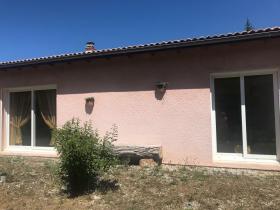 Single storey house with dominant view over the valley