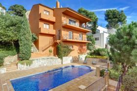 Detached house with magnificent sea view