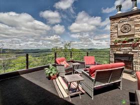 Modern House - top of mountain - wonderful view - 50 min from Montreal