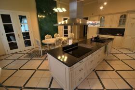 Luxury villa of 870 m2 with a plot of 1702 m2 for a very demanding client
