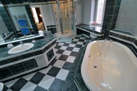 Luxury villa of 870 m2 with a plot of 1702 m2 for a very demanding client