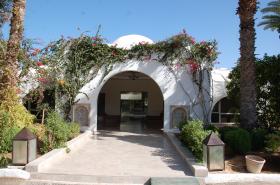 Well established hotel, located on a superb beach