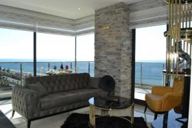 Flat with panoramic windows and sea views