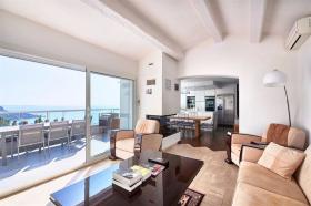 Contemporary villa with enchanting view over the bay of Miramar and the Lérins Islands