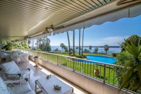 In Cannes Basse Californie, superb apartment with sea view and the Lérins Islands
