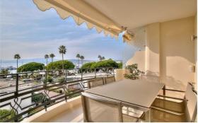 Completely renovated apartment in Croisette with panoramic sea view