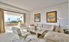 Completely renovated apartment in Croisette with panoramic sea view