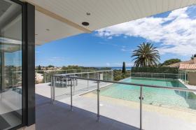 Contemporary villa with panoramic views of the city and the sea