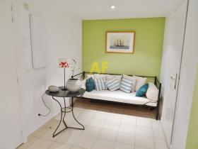 Apartment facing the beach