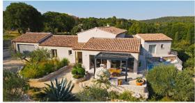 Contemporary villa with swimming pool and without vis-à-vis