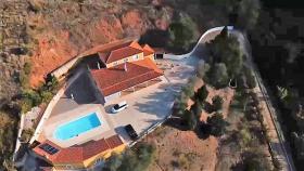 Fantastic renovated 5 rooms villa, 14000 m2 of land, tennis court, pool
