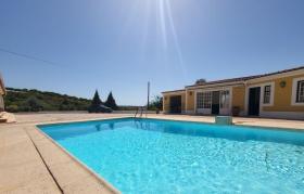 Fantastic renovated 5 rooms villa, 14000 m2 of land, tennis court, pool