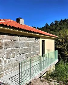 Farm 25000 m2 of land overlooking the Tâmeg river