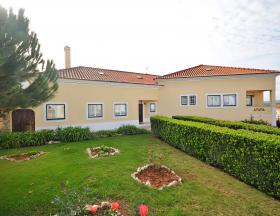 Four room villa 234 m2 of living space on a plot of 1050m2 with swimming pool