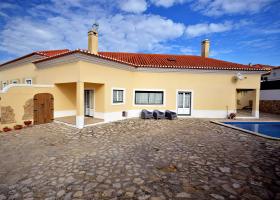 Four room villa 234 m2 of living space on a plot of 1050m2 with swimming pool