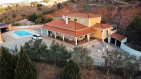 Fantastic renovated 5 rooms villa, 14000 m2 of land, tennis court, pool