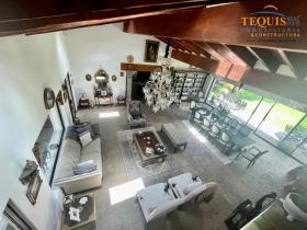 House in private gated community overlooking the golf course and lake