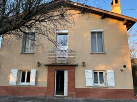 Villa in a quiet, residential setting near the city center
