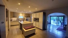 Beautiful 7-room villa on wooded land with swimming pool