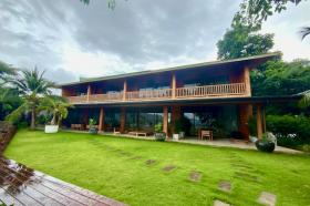 Luxury villa in a central, quiet area with sea view for 20 people