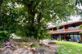 Luxury villa in a central, quiet area with sea view for 20 people