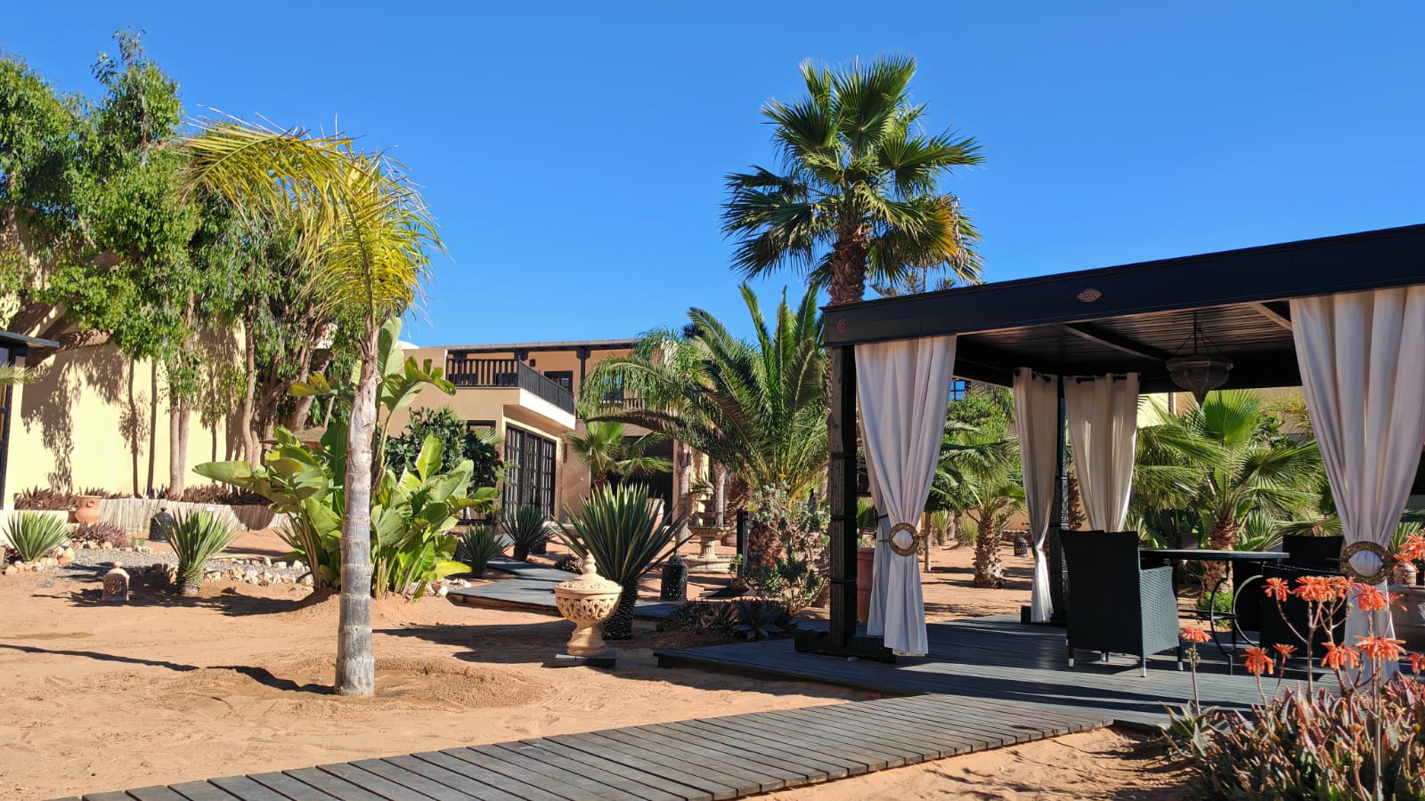 Residence with exclusive guest house by the sea