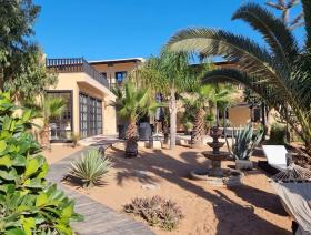 Residence with exclusive guest house by the sea