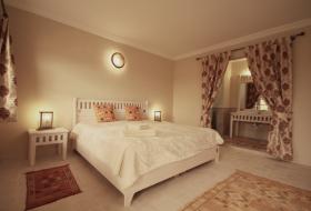 Residence with exclusive guest house by the sea