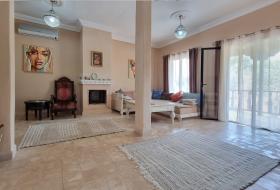 Residence with exclusive guest house by the sea