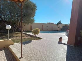 Superb 380 m2 villa on two levels, a stone's throw from the sea