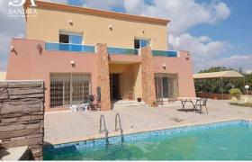 Superb 380 m2 villa on two levels, a stone's throw from the sea