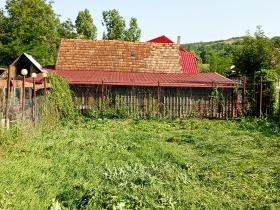 Zone pour potager et vue sur la grange l'étable et la maison