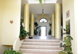 ingresso Three-story villa set in an olive grove