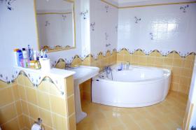 bagno padronale Three-story villa set in an olive grove