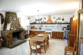 cucina rustica con camino Three-story villa set in an olive grove
