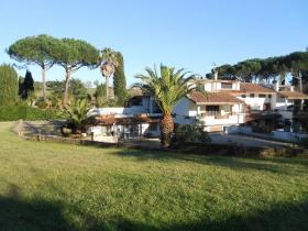 Villa in Roma 600 m2 on 3 levels with pool 60 m2, park 2000 m2, consisting of 4 apartments 