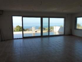 In a mountain village facing the Aegean Sea, house of character on land of 2500 m2