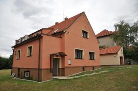 Renovated house with large garden 30 min from Prague center