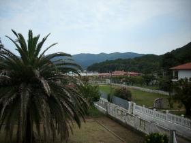 Villa in 1500 sqm plot in good condition a few km away from the Olympiada Chalkidiki