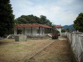 Villa in 1500 sqm plot in good condition a few km away from the Olympiada Chalkidiki