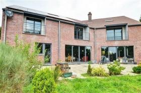 Super villa for sale, residential area, facing south, 30 km from Brussels