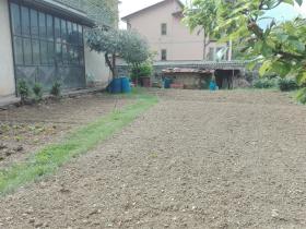 Two-apartment autonomous villa in Tuscany with large garden and garage