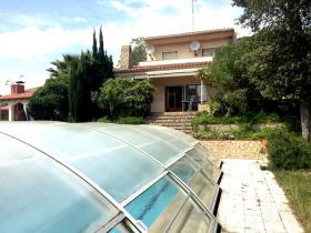 For sale villa with land and covered swimming pool