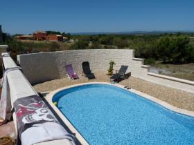 Modern villa of high-end construction with breathtaking views of the ponds and the Caroux mountains