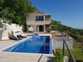 Villa with spectacular panoramic views of the sea