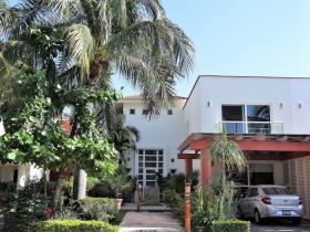 Beautiful contemporary house 5 minutes from beautiful sandy beach