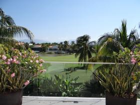 Beautiful contemporary house 5 minutes from beautiful sandy beach