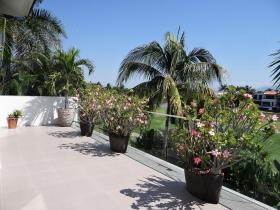 Beautiful contemporary house 5 minutes from beautiful sandy beach