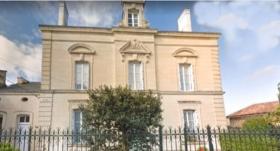 Magnificent mansion with numerous outbuildings 500 m2