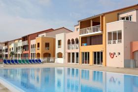 Sunny, ground floor apartment over looking small marina with small terrasse